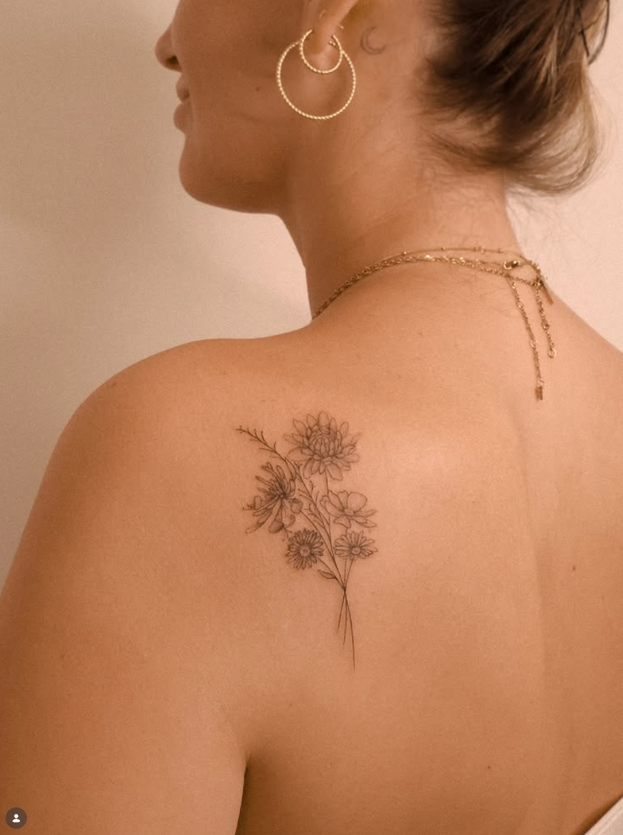 Feiner Blumenstrauß als Tattoo auf dem Schulterblatt